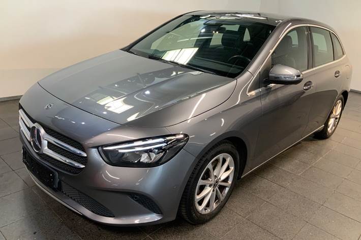 Grå Mercedes B200 fra 2020 set udefra