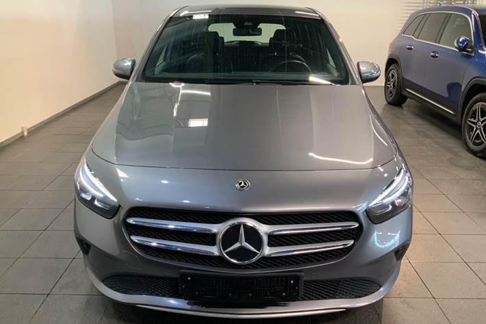 Grå Mercedes B200 fra 2020