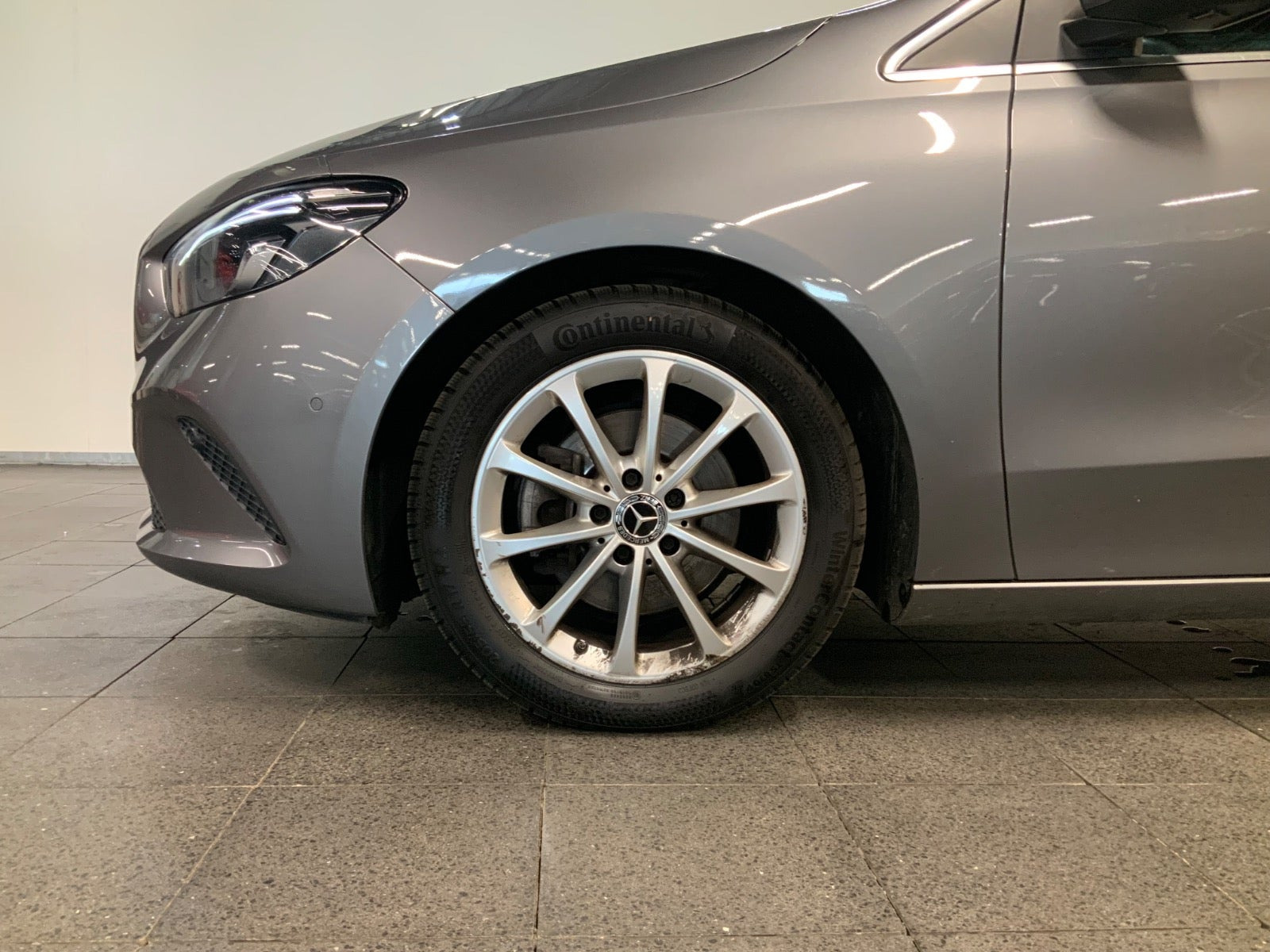 Grå Mercedes B200 fra 2020
