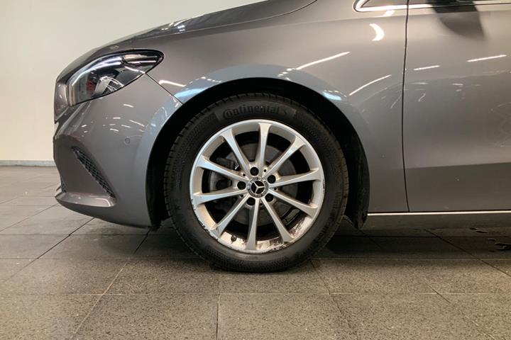 Grå Mercedes B200 fra 2020