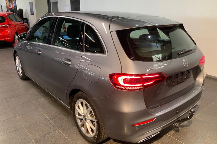 Grå Mercedes B200 fra 2020