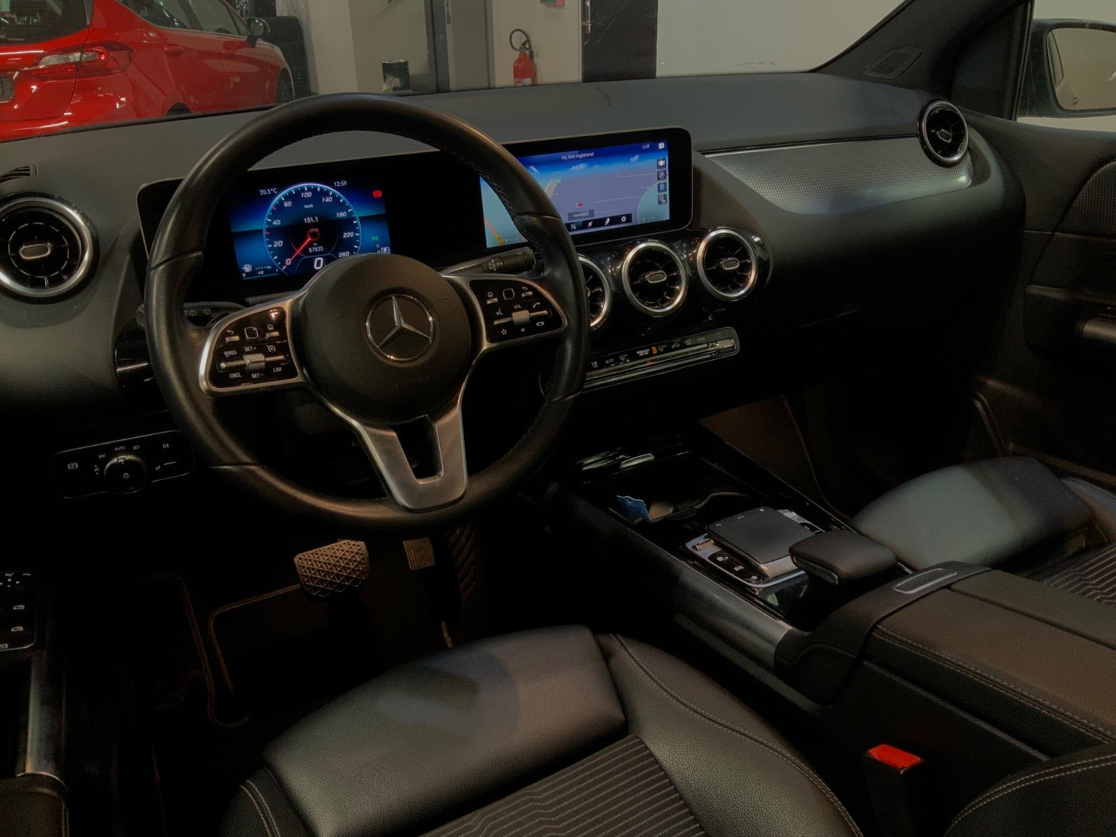 Grå Mercedes B200 fra 2020
