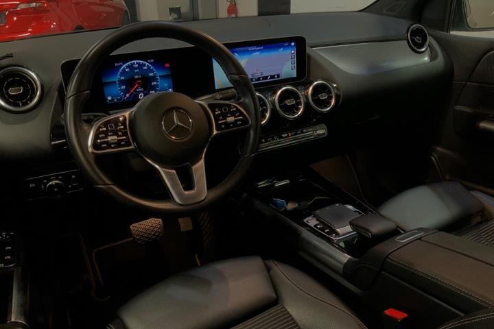 Grå Mercedes B200 fra 2020