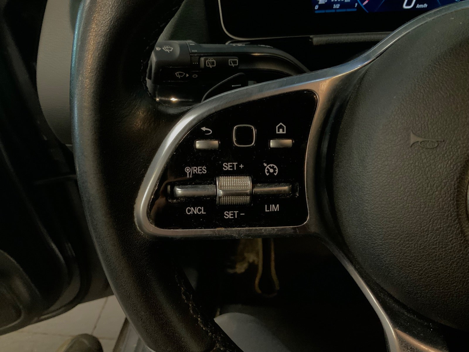 Grå Mercedes B200 fra 2020