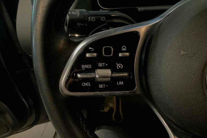 Grå Mercedes B200 fra 2020