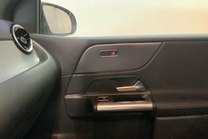 Grå Mercedes B200 fra 2020