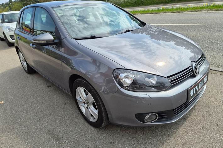 Grå VW Golf VI fra 2010
