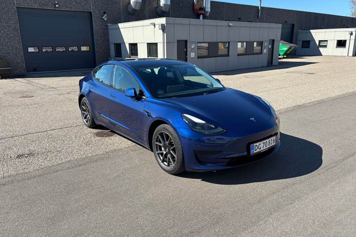 Blå Tesla Model 3 fra 2021