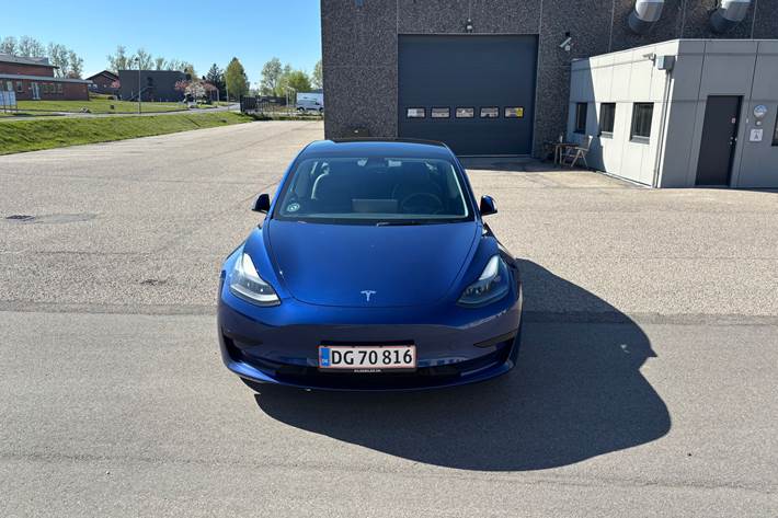 Blå Tesla Model 3 fra 2021