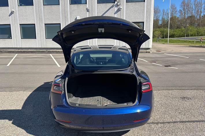 Blå Tesla Model 3 fra 2021