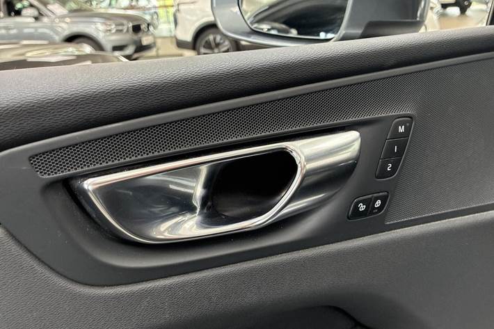 Grå Volvo XC60 fra 2021