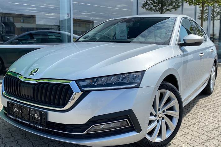 Sølv Skoda Octavia fra 2021 set udefra