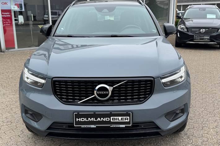 Grå Volvo XC40 fra 2020
