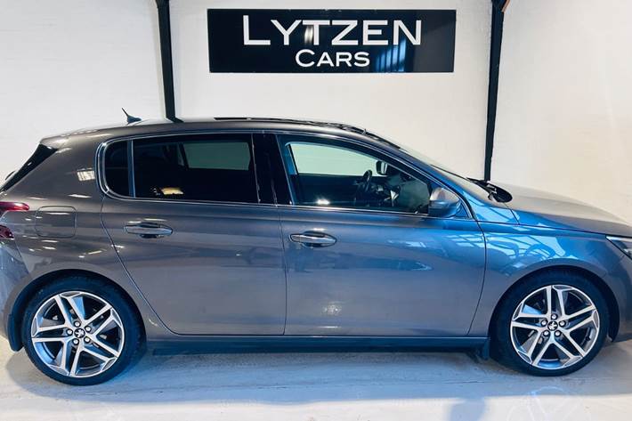Grå Peugeot 308 fra 2019
