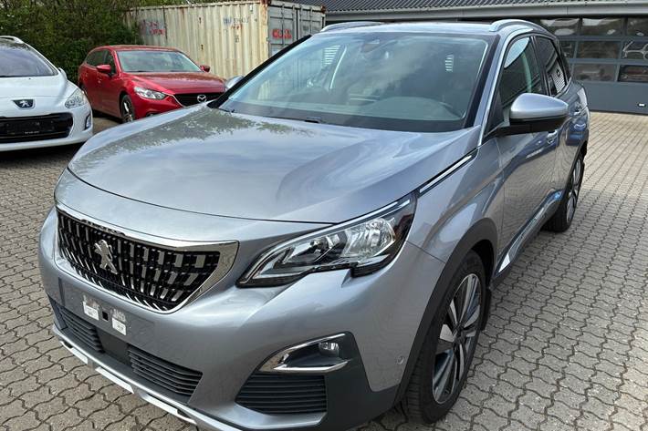Grå Peugeot 3008 fra 2017 set udefra