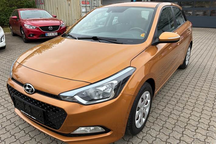 Gul Hyundai i20 fra 2017