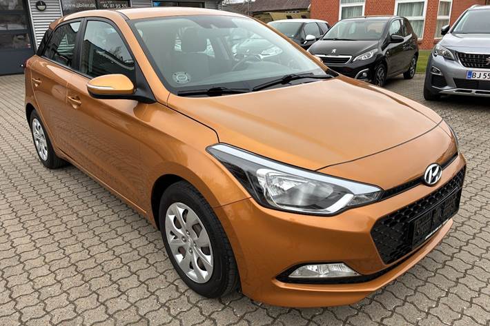 Gul Hyundai i20 fra 2017