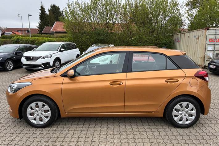 Gul Hyundai i20 fra 2017