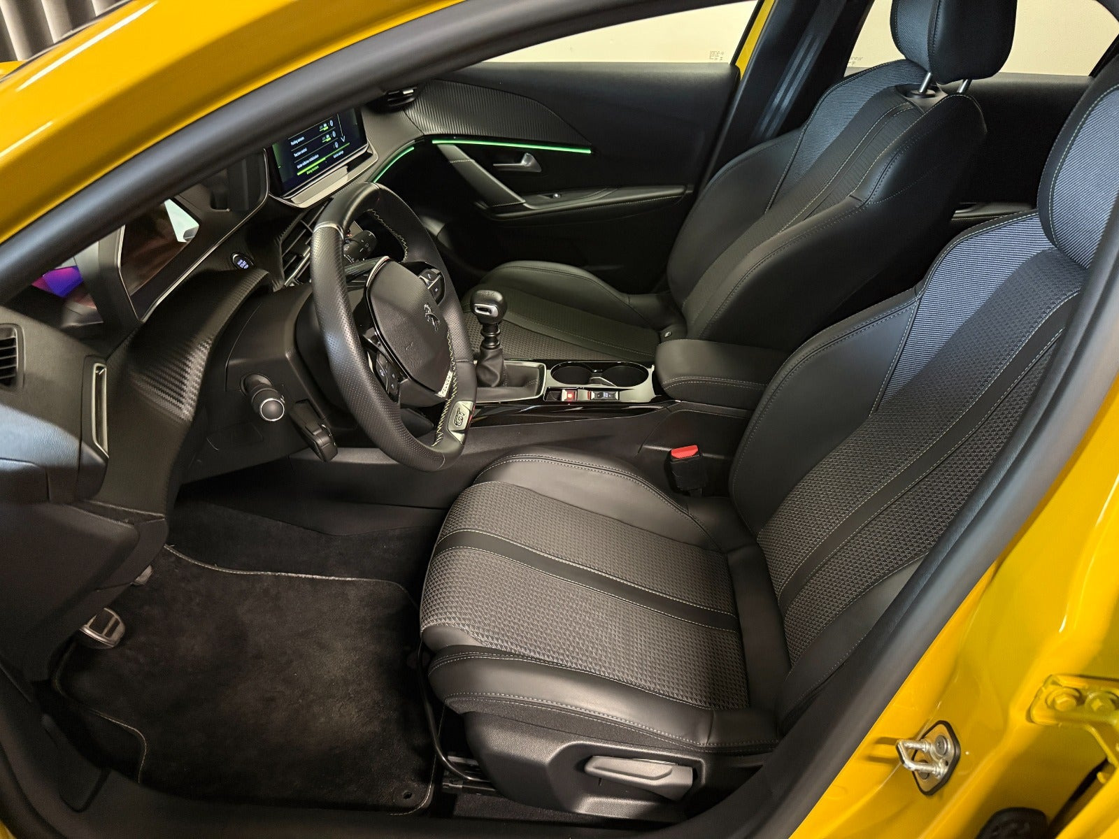 Gul Peugeot 208 fra 2023