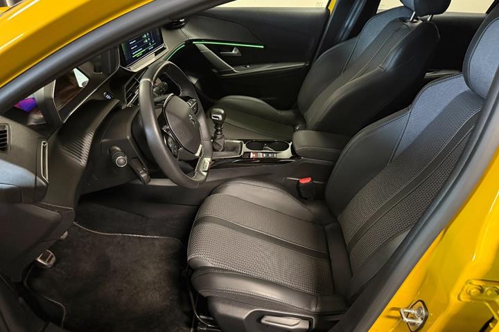 Gul Peugeot 208 fra 2023