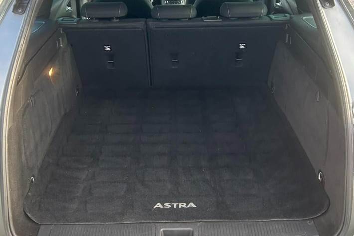 Orange Opel Astra fra 2019
