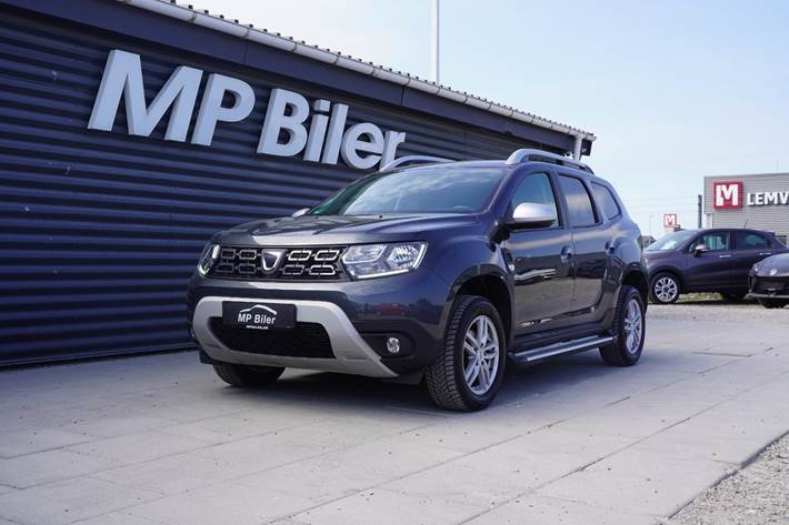 Grå Dacia Duster fra 2020 set udefra