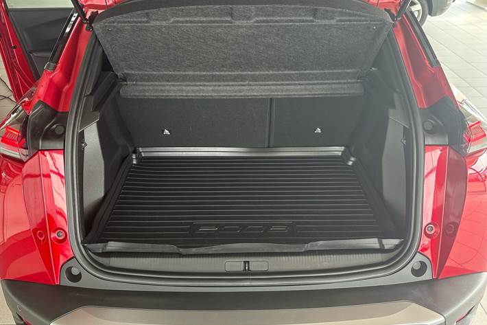 Rød Peugeot 2008 fra 2024