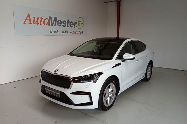 Hvid Skoda Enyaq fra 2025 set udefra