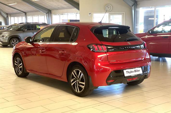Rød Peugeot 208 fra 2022