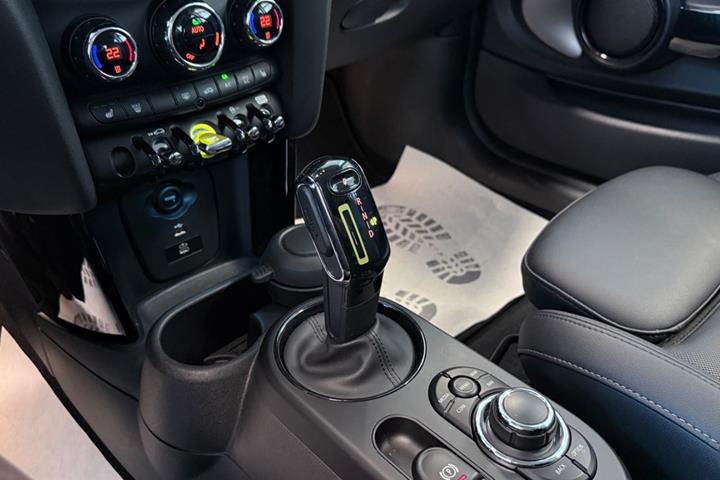 Sølv Mini Cooper SE fra 2023