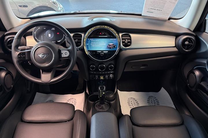 Sølv Mini Cooper SE fra 2023