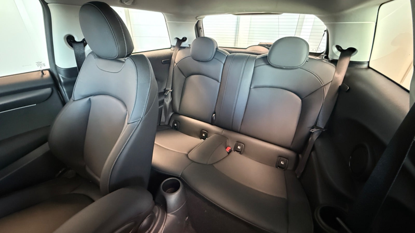 Sølv Mini Cooper SE fra 2023