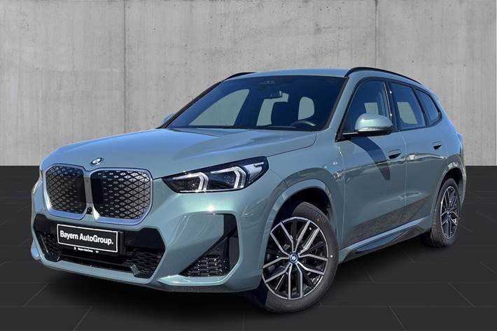Grøn BMW iX1 fra 2025