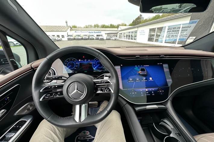Grøn Mercedes EQE350 SUV fra 2025