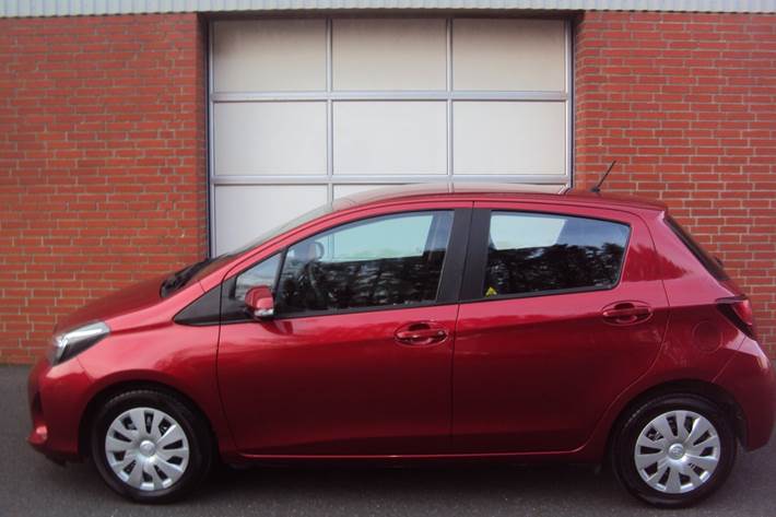 Grå Toyota Yaris fra 2015