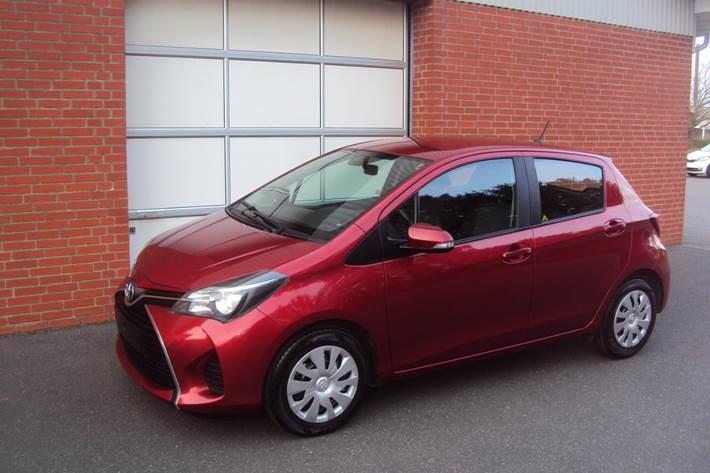 Grå Toyota Yaris fra 2015