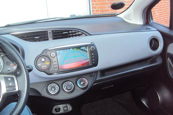 Grå Toyota Yaris fra 2015