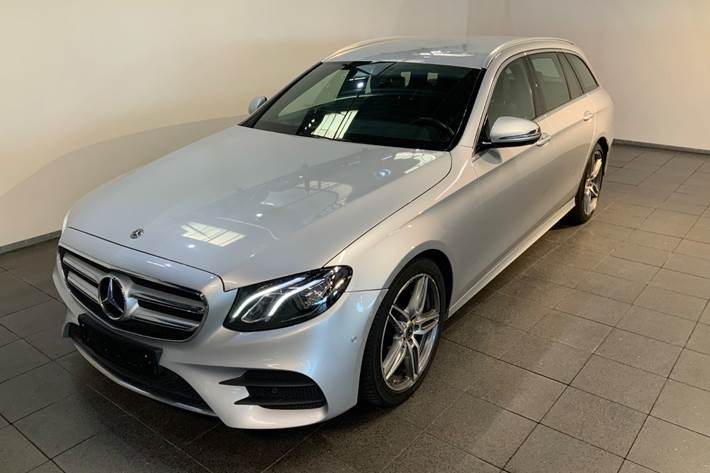 Sølv Mercedes E220 d fra 2017 set udefra