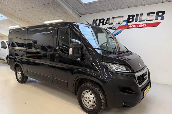 Sort Peugeot Boxer 333 fra 2023 set udefra