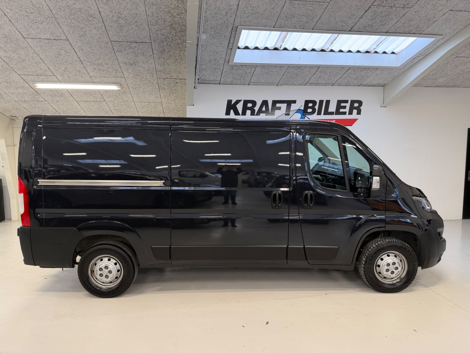 Sort Peugeot Boxer 333 fra 2023