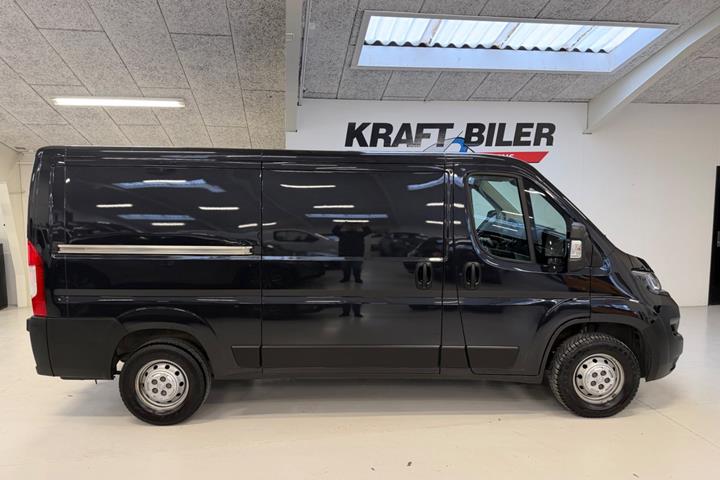 Sort Peugeot Boxer 333 fra 2023