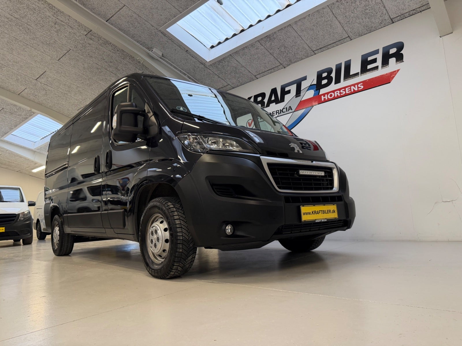 Sort Peugeot Boxer 333 fra 2023