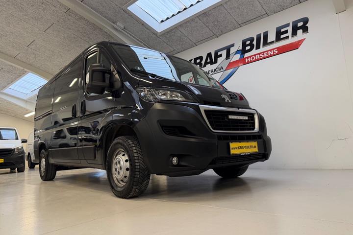 Sort Peugeot Boxer 333 fra 2023