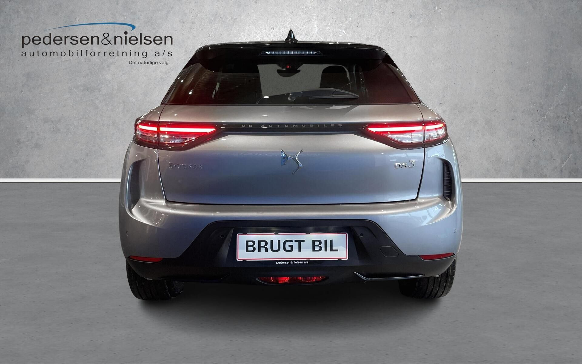 Grå DS DS3 Crossback fra 2025 set udefra