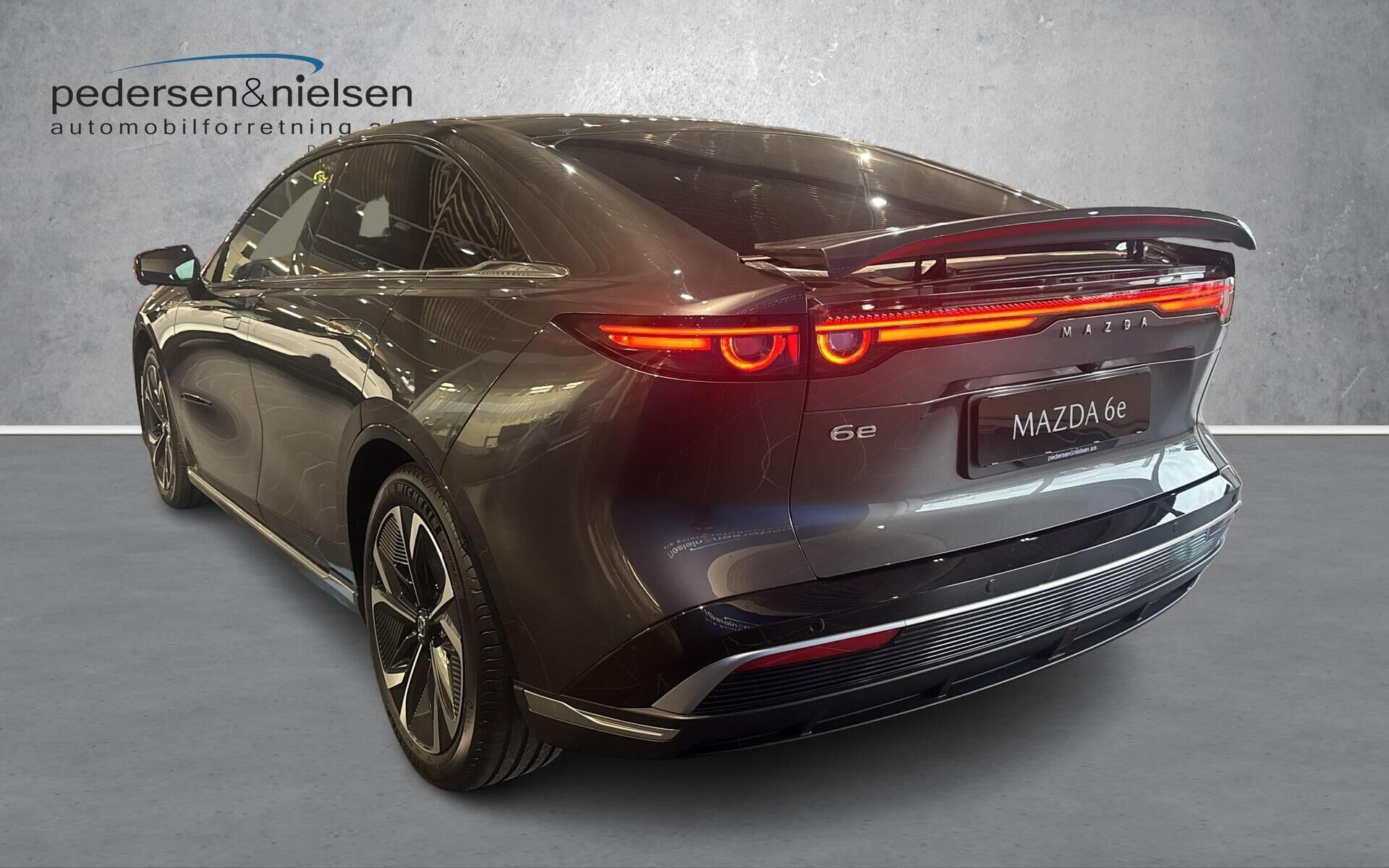 Grå Mazda 6e fra 2026