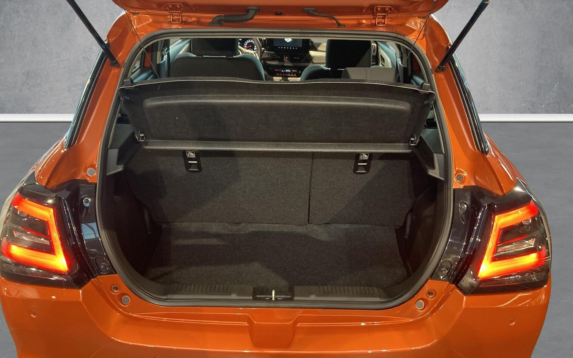 Orange Suzuki Swift fra 2024