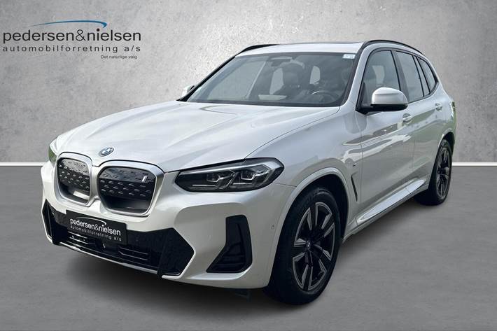 Hvid BMW iX3 fra 2022 set udefra