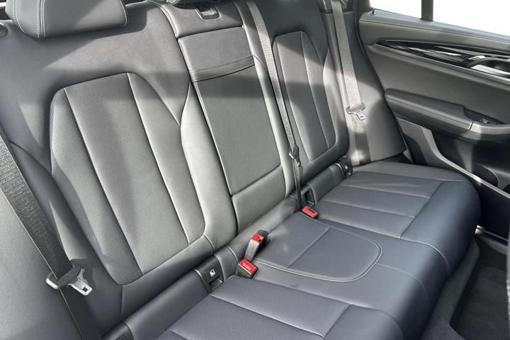 Hvid BMW iX3 fra 2022