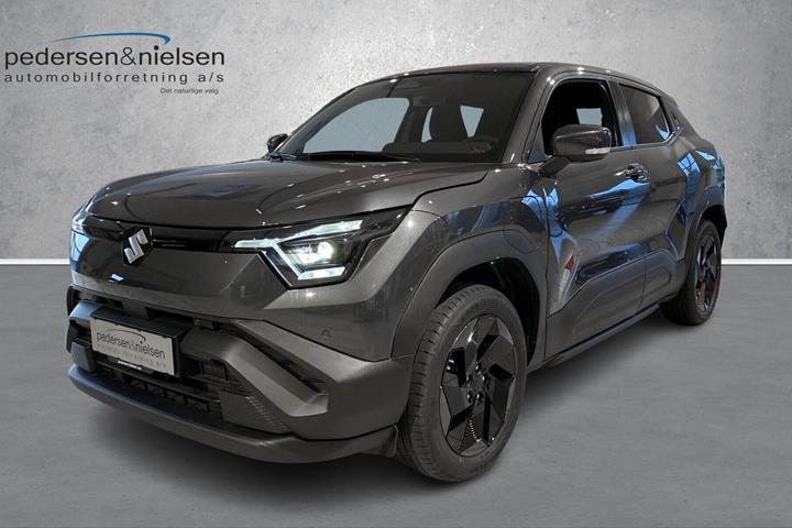 Grå Suzuki eVitara fra 2025 set udefra