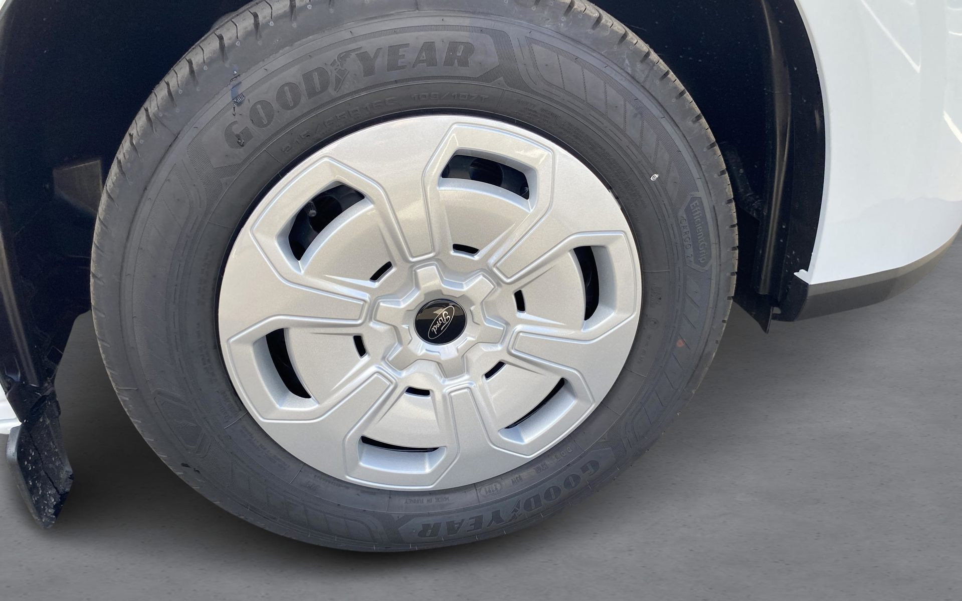 Hvid Ford Transit Custom fra 2025